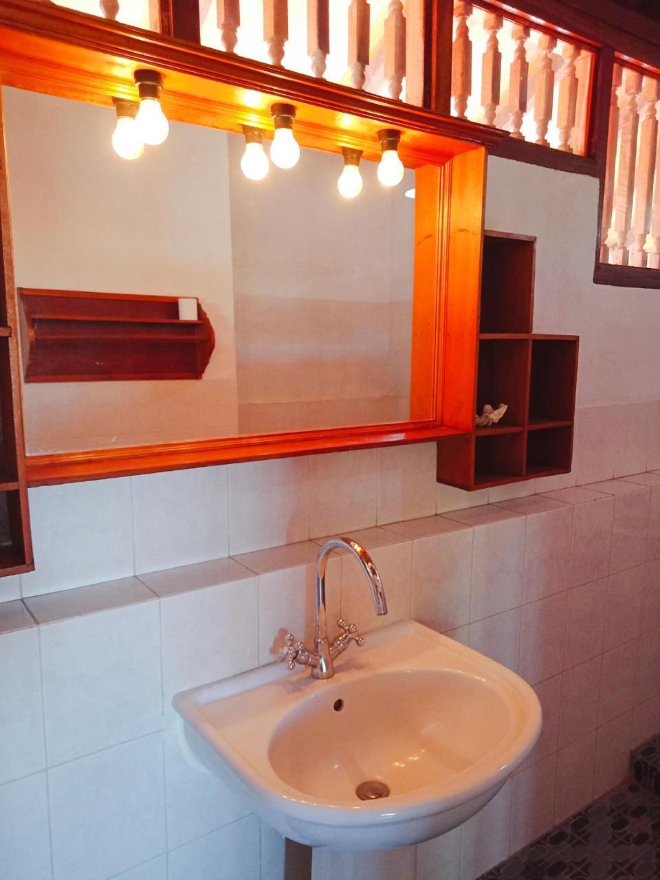 Rini Hotel Ловіна Екстер'єр фото